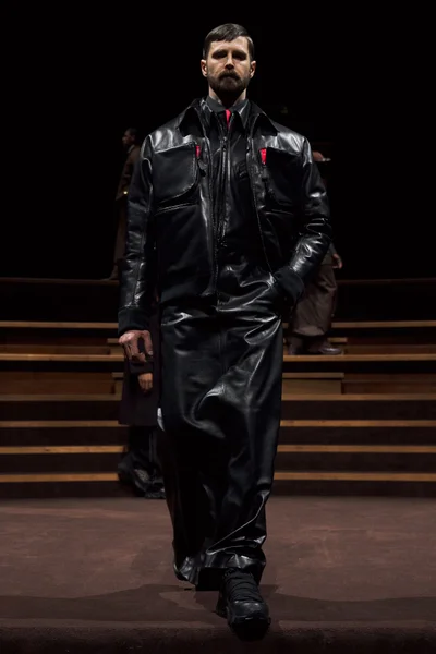 Look 16